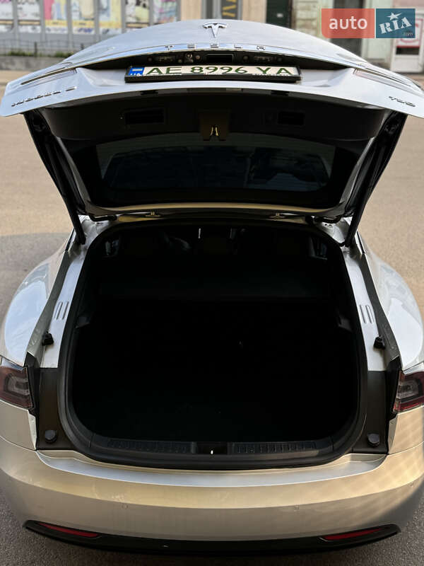 Лифтбек Tesla Model S 2017 в Киеве фото 7 Лифтбек Tesla Model S 2017 в Киеве