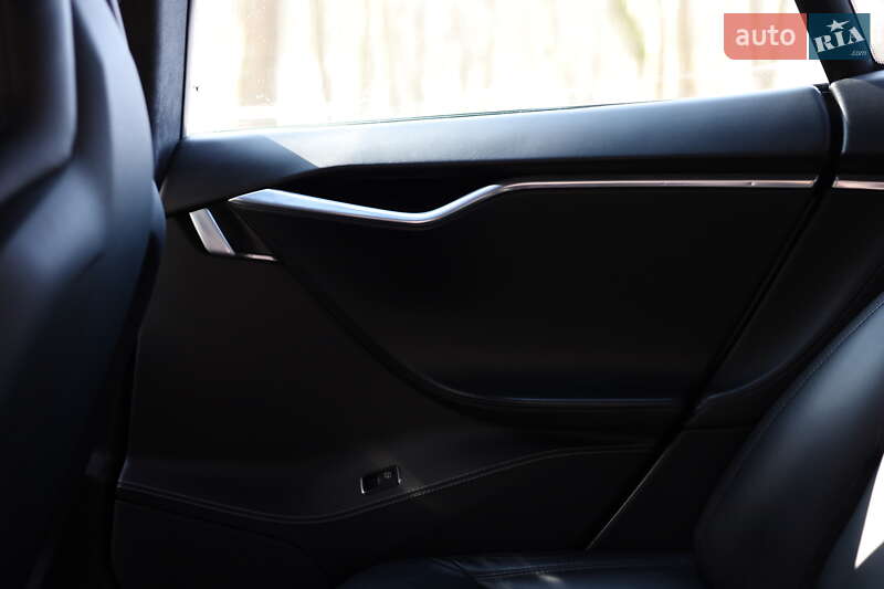 Ліфтбек Tesla Model S 2016 в Луцьку