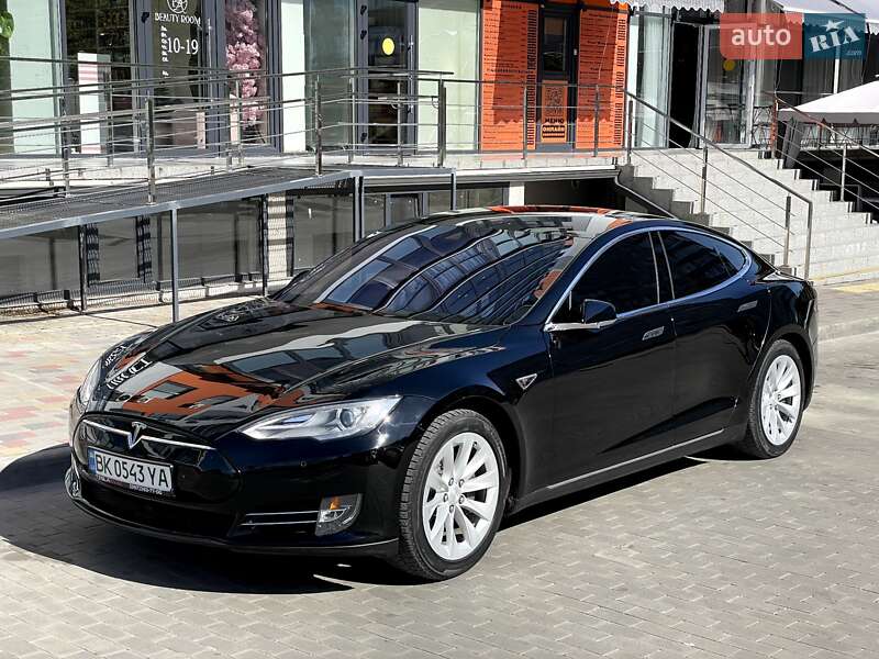 Лифтбек Tesla Model S 2014 в 