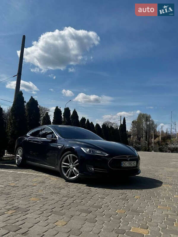 Лифтбек Tesla Model S 2015 в 