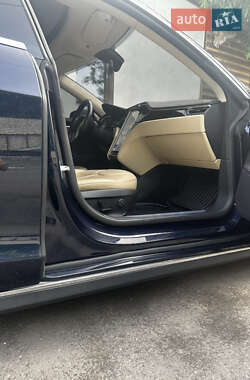 Лифтбек Tesla Model S 2015 в 