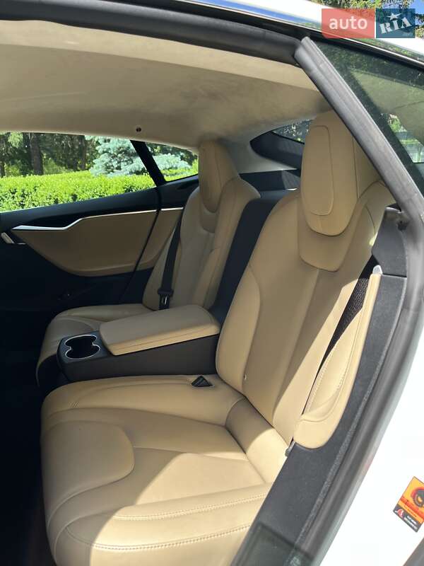 Лифтбек Tesla Model S 2015 в Киеве