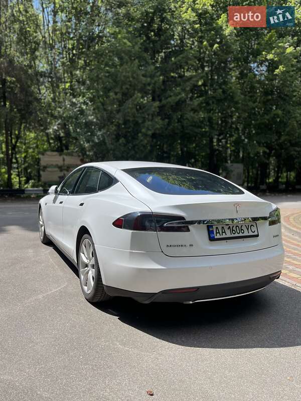 Лифтбек Tesla Model S 2015 в Киеве
