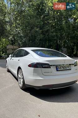 Лифтбек Tesla Model S 2015 в 