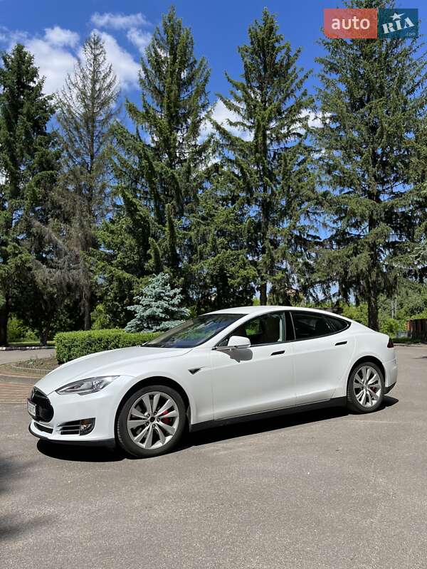 Лифтбек Tesla Model S 2015 в Киеве