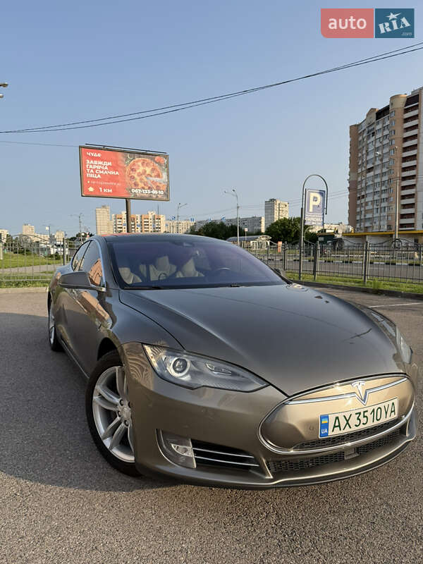 Tesla Model S 2015