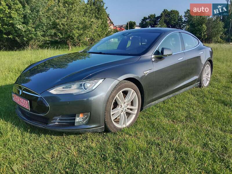 Лифтбек Tesla Model S 2015 в Ивано-Франковске