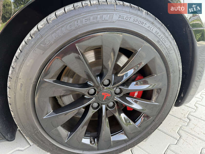 Лифтбек Tesla Model S 2019 в Виннице