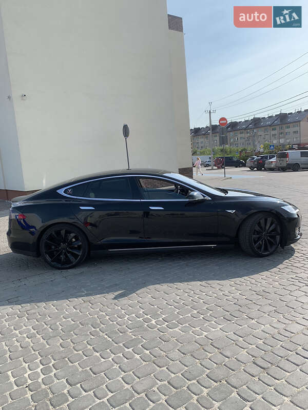 Лифтбек Tesla Model S 2015 в Львове