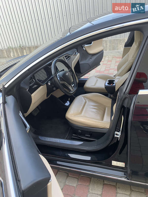 Лифтбек Tesla Model S 2015 в Львове