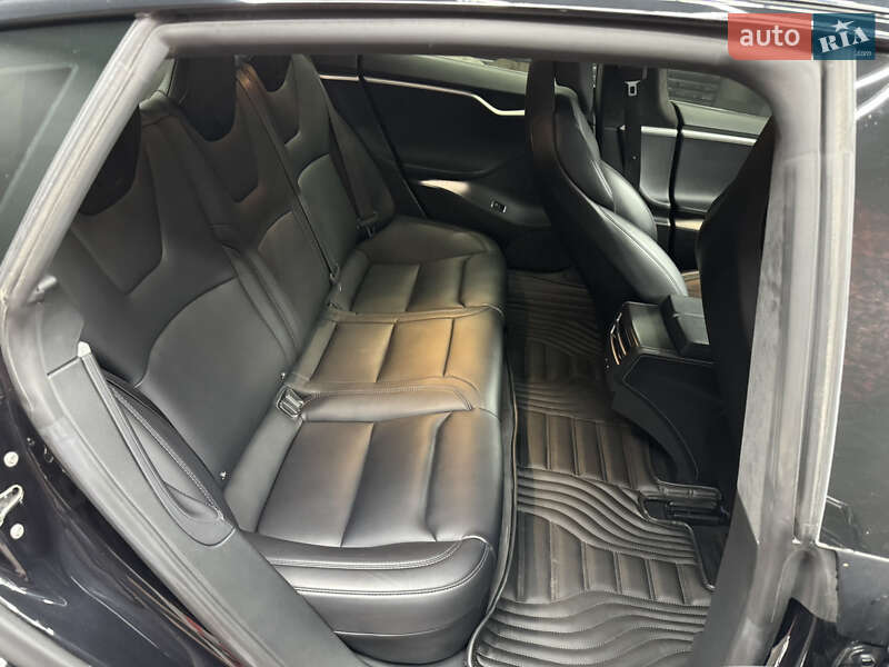 Ліфтбек Tesla Model S 2017 в Дніпрі