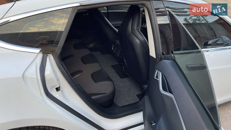 Ліфтбек Tesla Model S 2014 в Кривому Розі