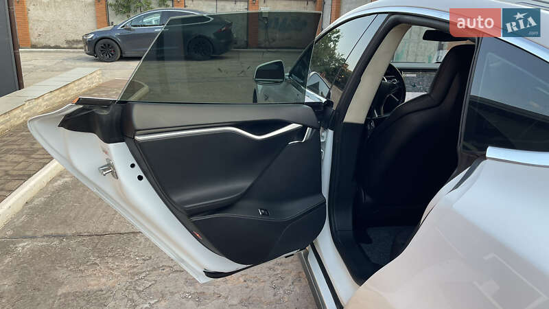 Ліфтбек Tesla Model S 2014 в Кривому Розі