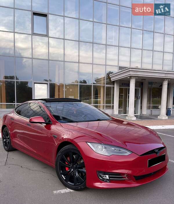 Лифтбек Tesla Model S 2015 в 