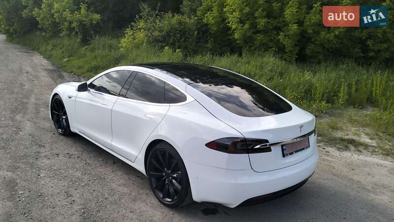 Лифтбек Tesla Model S 2016 в Львове