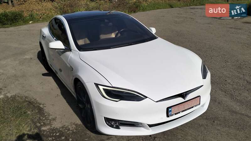 Лифтбек Tesla Model S 2016 в Львове