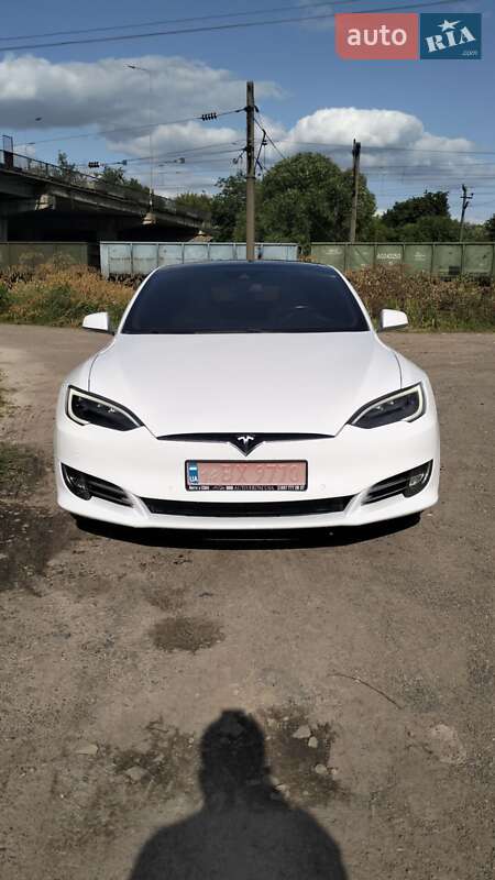Лифтбек Tesla Model S 2016 в Львове