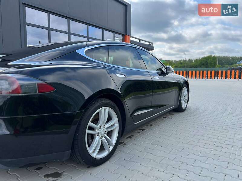 Лифтбек Tesla Model S 2015 в Виннице