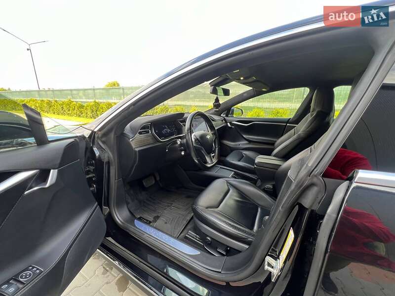 Лифтбек Tesla Model S 2015 в Виннице