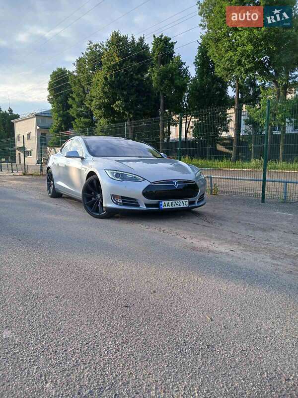 Лифтбек Tesla Model S 2013 в 