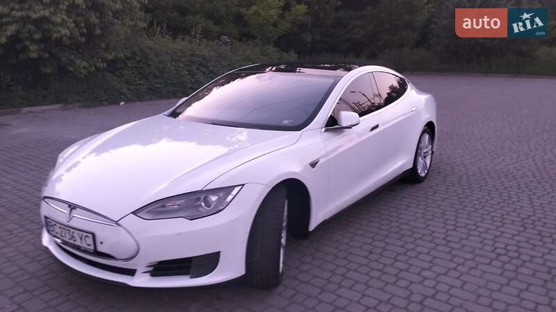 Лифтбек Tesla Model S 2015 в 