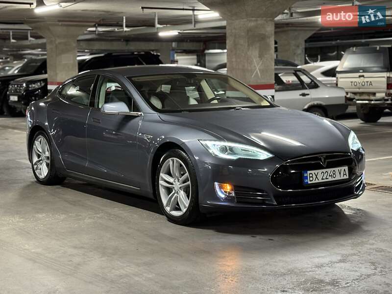 Лифтбек Tesla Model S 2013 в 