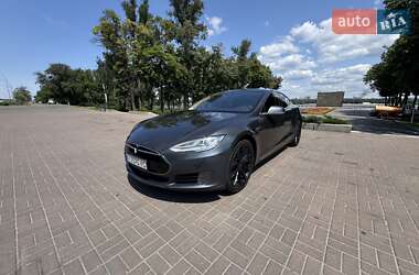 Лифтбек Tesla Model S 2015 в 