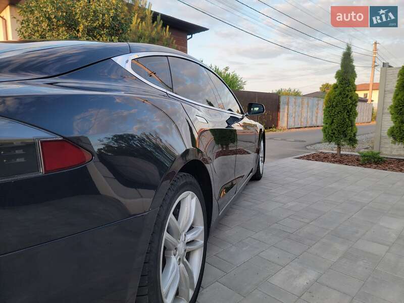Ліфтбек Tesla Model S 2013 в Дніпрі