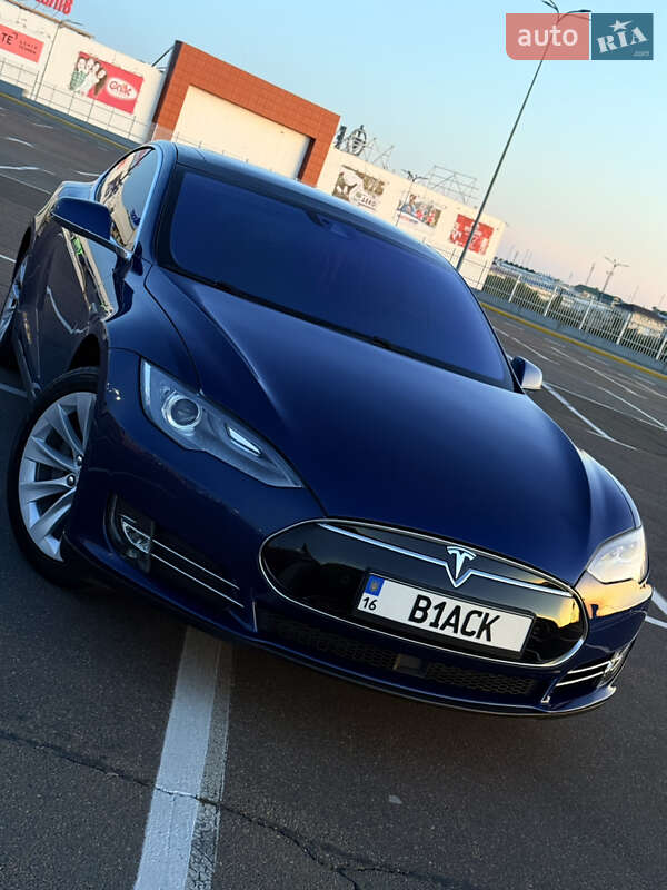 Лифтбек Tesla Model S 2015 в 
