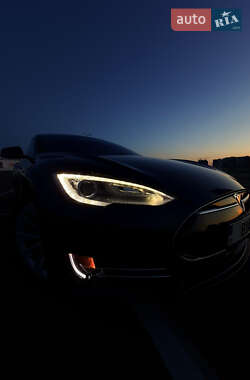 Лифтбек Tesla Model S 2015 в 
