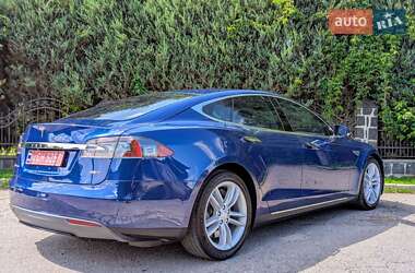 Лифтбек Tesla Model S 2015 в 