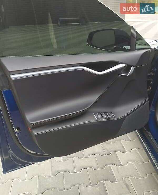 Лифтбек Tesla Model S 2016 в Киеве