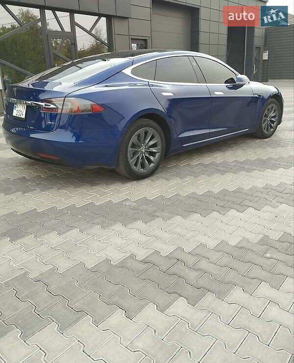 Лифтбек Tesla Model S 2016 в Киеве