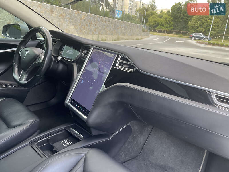 Лифтбек Tesla Model S 2016 в Виннице