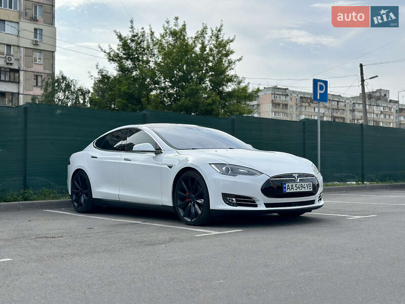 Лифтбек Tesla Model S 2015 в Киеве