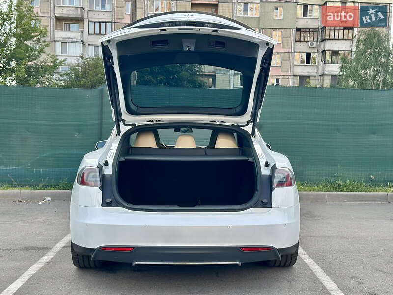 Лифтбек Tesla Model S 2015 в Киеве