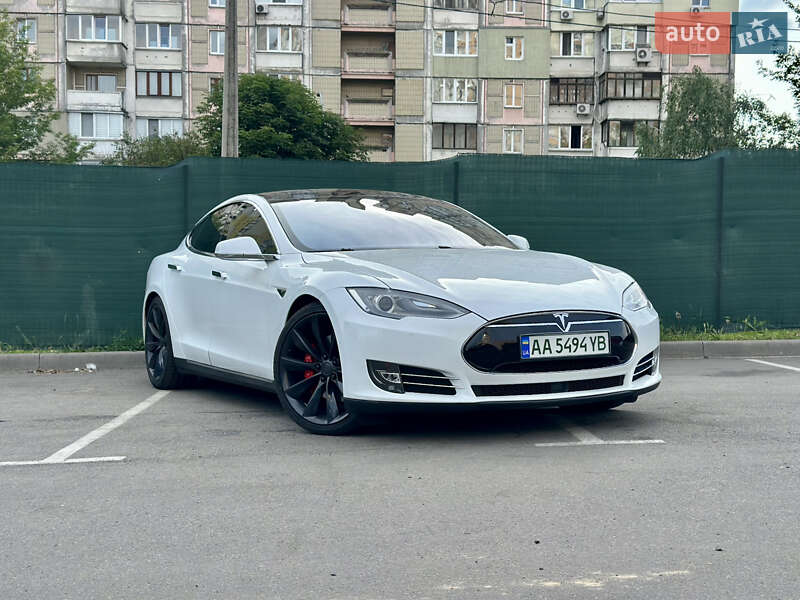 Лифтбек Tesla Model S 2015 в Киеве