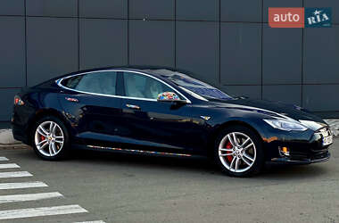 Лифтбек Tesla Model S 2015 в 