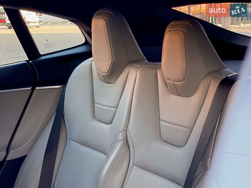 Лифтбек Tesla Model S 2015 в Киеве