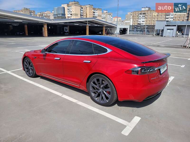 Лифтбек Tesla Model S 2018 в Киеве