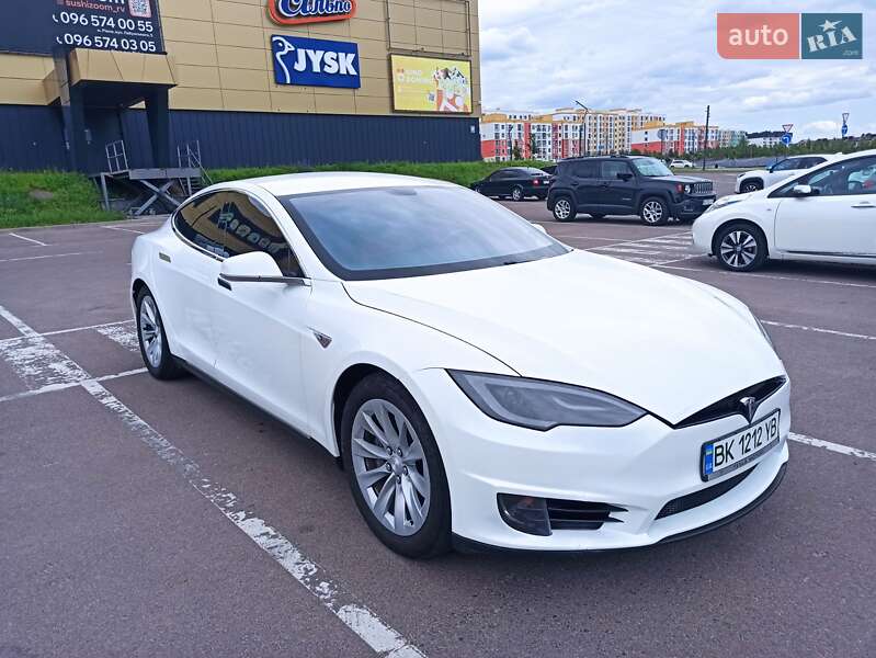 Лифтбек Tesla Model S 2013 в 