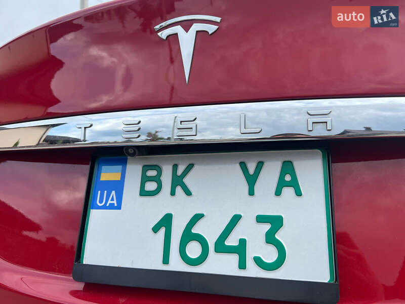 Лифтбек Tesla Model S 2017 в Ровно