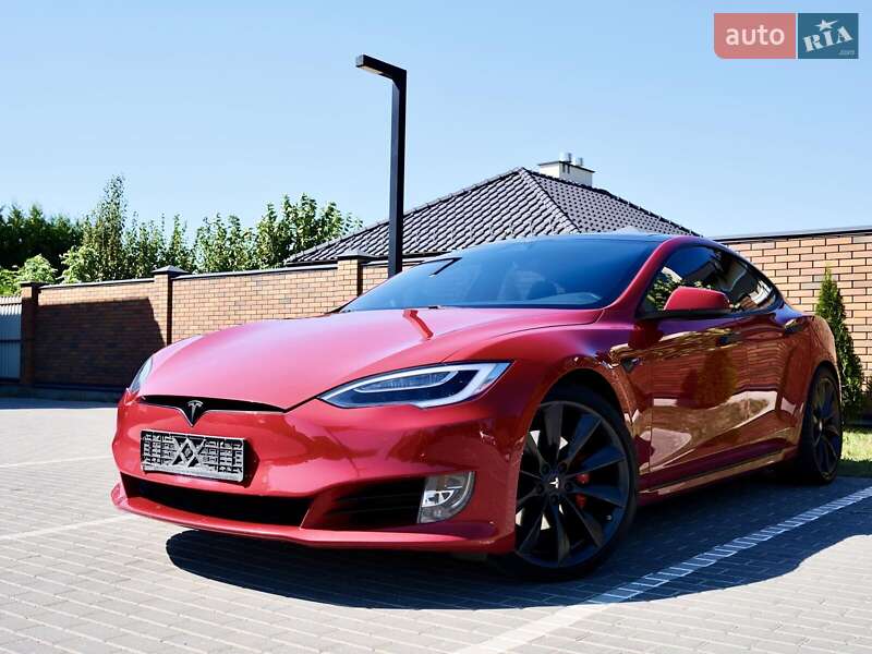 Лифтбек Tesla Model S 2017 в Сходнице