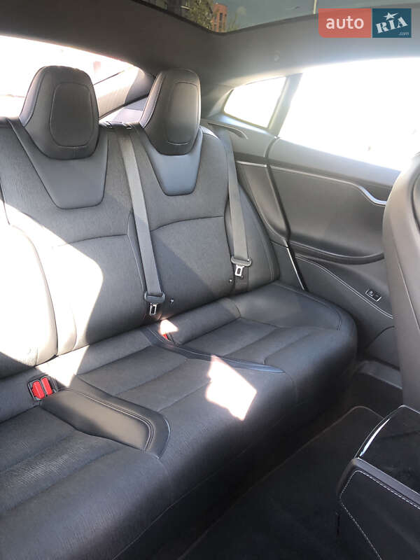 Лифтбек Tesla Model S 2018 в Киеве