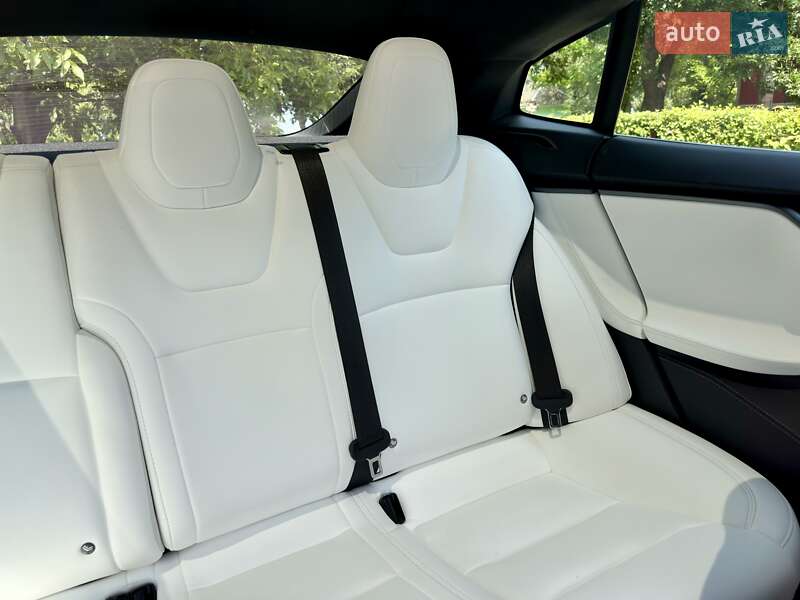 Лифтбек Tesla Model S 2018 в Черновцах