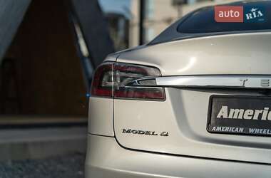 Лифтбек Tesla Model S 2012 в 