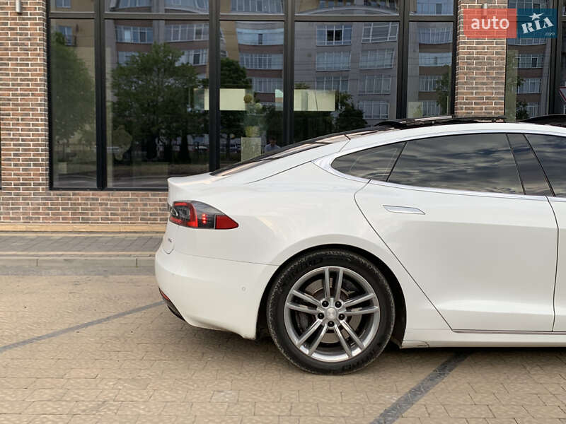 Лифтбек Tesla Model S 2016 в Ивано-Франковске