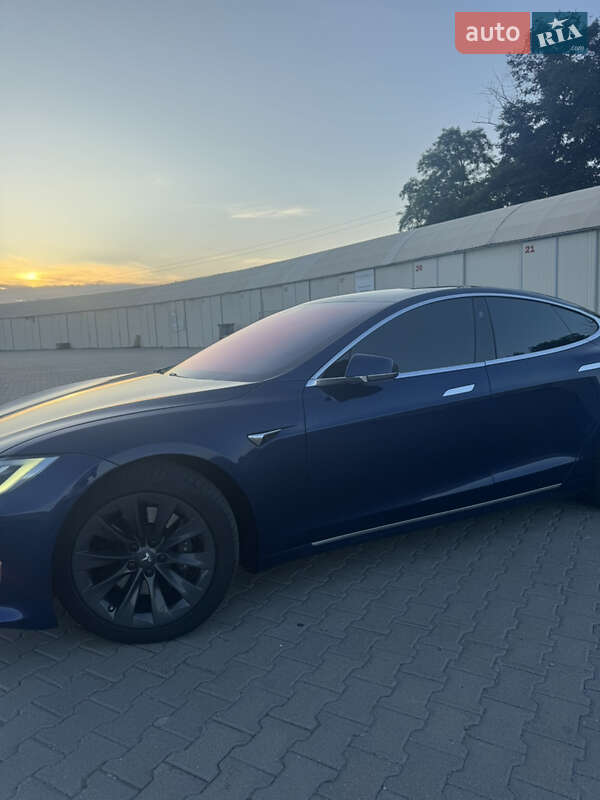 Лифтбек Tesla Model S 2018 в Черновцах