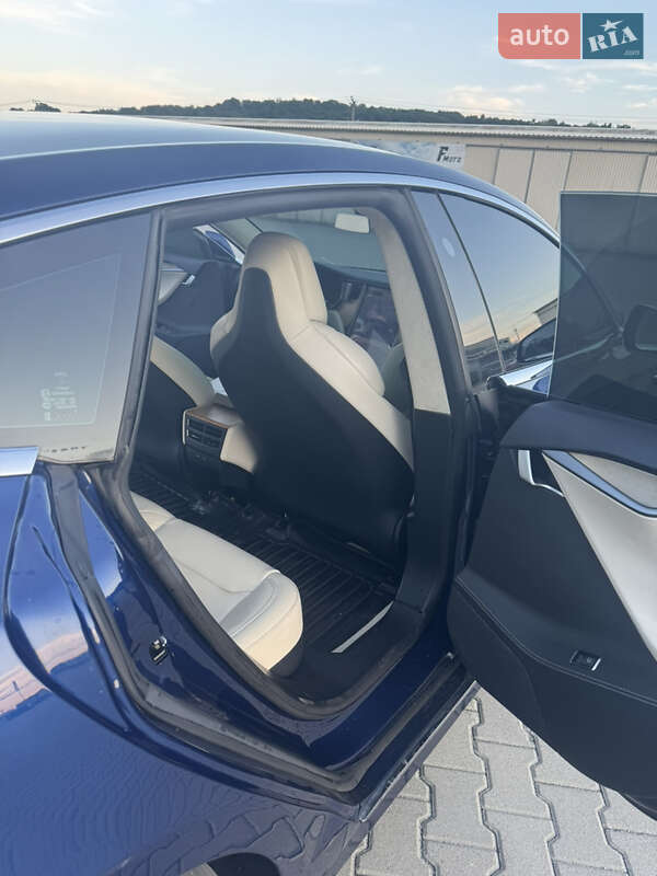 Лифтбек Tesla Model S 2018 в Черновцах