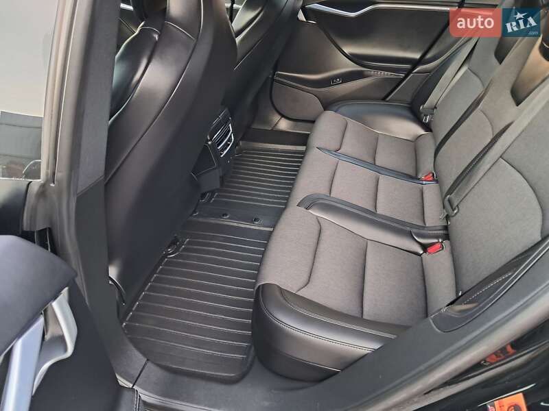 Лифтбек Tesla Model S 2018 в Радехове